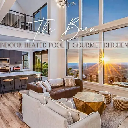 Villa Barn Retreat: Scenic Views, Pool, Gourmet Kitchen!